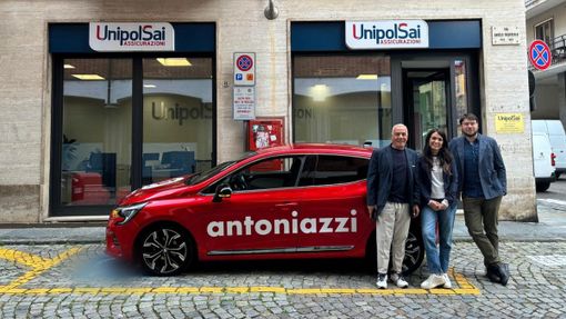 Nell’immagine, da sinistra a destra: Massimo (Direttore vendite Antoniazzi), Alessia (impiegata Unipol) e Alessandro Saccon (consulente della Unipol di via Cavour) Nell’immagine, da sinistra a destra: Massimo (Direttore vendite Antoniazzi), Alessia (impiegata Unipol) e Alessandro Saccon (consulente della Unipol di via Cavour)