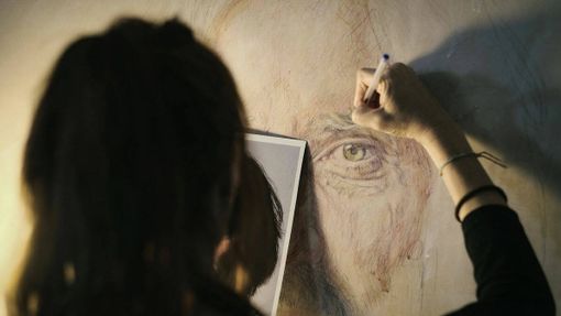 Moira Franco impegnata nello sviluppo di una sua creazione