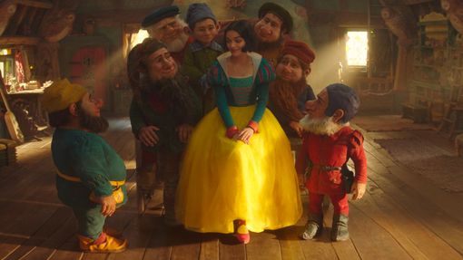 Biancaneve (Rachel Zegler) attorniata dai nani nel live action Disney
