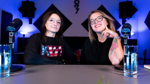 Da sinistra: Stefania Caretta ed Elisabetta Testa in studio