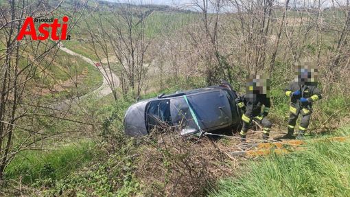 L'auto finita nella scarpata