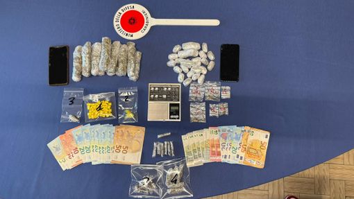 Smantellata piazza di spaccio alla stazione di Alba: otto misure cautelari per pusher stranieri, alcuni noti per un video rap sull’integrazione