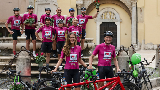 Foto di gruppo per i partecipanti al bike tour solidale (immagine riprodotta per gentile concessione di Alfonso Catalano)
