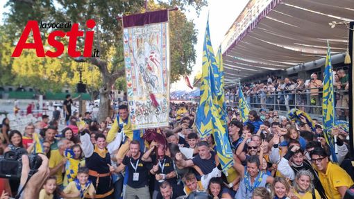 L'incontenibile gioia dei borghigiani giallo-blu L'incontenibile gioia dei borghigiani giallo-blu