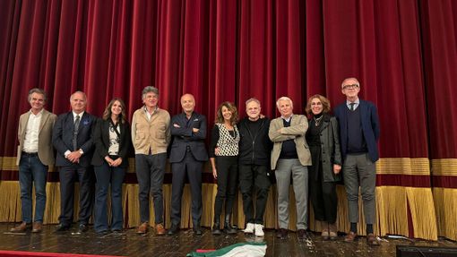 La presidente Luisa Amalberto con il regista Roberto Baracco, insieme a consiglieri, soci e al direttore della Fondazione Ezio Mosso.