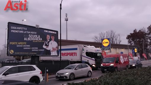 Traffico in tilt in corso Savona: le manovre di un tir riaccendono la polemica sulla nuova rotonda