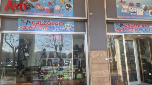 La vetrina della sartoria presa di mira