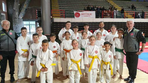 Foto di gruppo per gli atleti, insegnanti e accompagnatori della palestra Doyukai Foto di gruppo per gli atleti, insegnanti e accompagnatori della palestra Doyukai