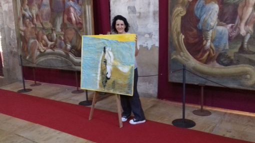 L'artista ritratta con una delle sue opere L'artista ritratta con una delle sue opere