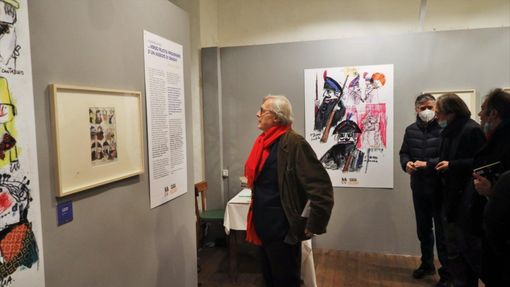 Vittorio Sgarbi mentre visita la mostra "Luzzati, Calvino e il concetto di levità" Vittorio Sgarbi mentre visita la mostra "Luzzati, Calvino e il concetto di levità"