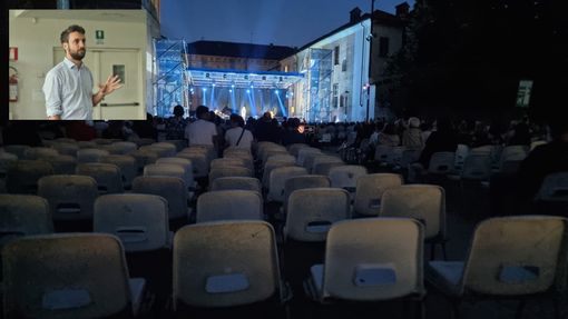 Poco più di 600 spettatori per il pur bellissimo concerto di Alice, nel riquadro il Segretario cittadino PD Andrea Giarrizzo Poco più di 600 spettatori per il pur bellissimo concerto di Alice, nel riquadro il Segretario cittadino PD Andrea Giarrizzo