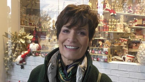 Natale e galateo al tempo del Covid: dai regali alla tavola, i consigli dell’esperta [VIDEO]