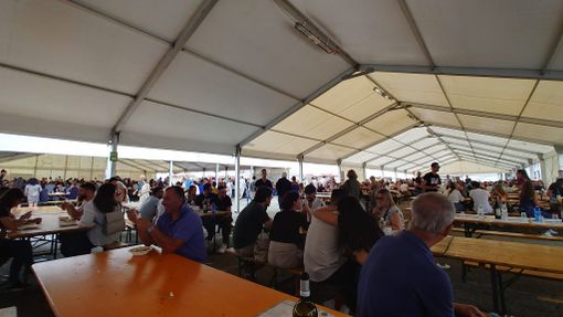 Un immagine, postata su Facebook dal consigliere Cerruti, relativa la tensostruttura che ha ospitato le Sagre Casalesi Un immagine, postata su Facebook dal consigliere Cerruti, relativa la tensostruttura che ha ospitato le Sagre Casalesi