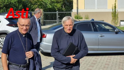 Don Ciotti con il vescovo Prastaro per ricevere la cittadinanza onoraria a Isola d'Asti (2023 MerfePhoto)