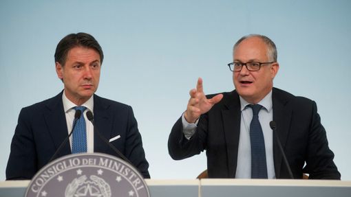 Il premier Conte e il ministro dell'Economia Gualtieri ritratti in una foto d'archivio, pre emergenza Covid Il premier Conte e il ministro dell'Economia Gualtieri ritratti in una foto d'archivio, pre emergenza Covid