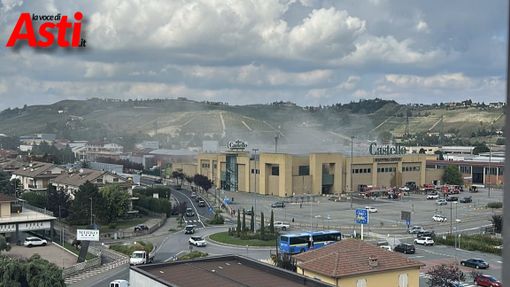 Ancora al lavoro i vigili del fuoco di Asti per l'incendio al Centro commerciale "Il Castello" di Canelli Ancora al lavoro i vigili del fuoco di Asti per l'incendio al Centro commerciale "Il Castello" di Canelli