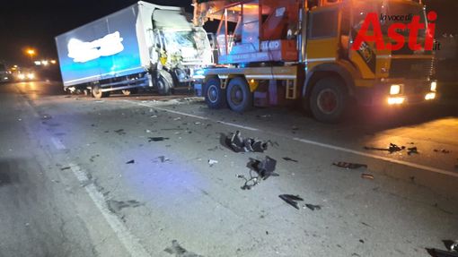 Scontro tra mezzi pesanti nella notte in corso Alessandria. I conducenti in ospedale Scontro tra mezzi pesanti nella notte in corso Alessandria. I conducenti in ospedale