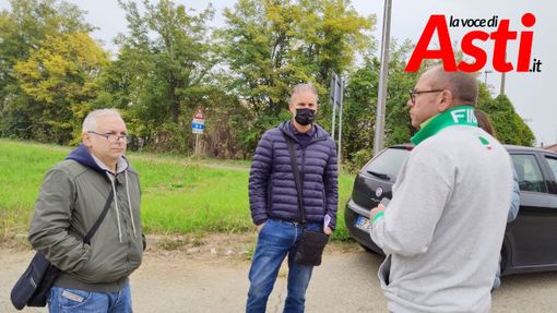 Al centro dell'immagine il lavoratore licenziato, a destra Salvatore Pafundi