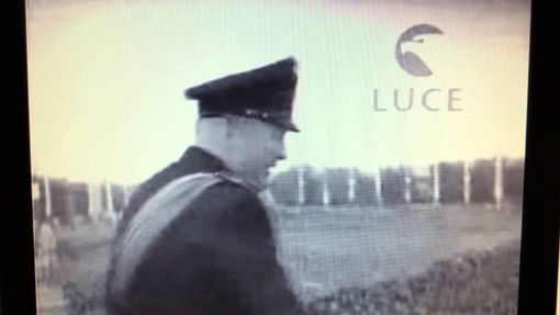 Nell'immagine, tratta da un filmato dell'Istituto Luce, un momento della visita ad Asti di Benito Mussolini, risalente al 16 maggio 1939