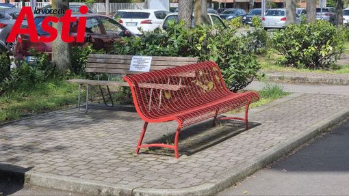 In corso Dante si svolge la ‘disfida della panchina’ In corso Dante si svolge la ‘disfida della panchina’