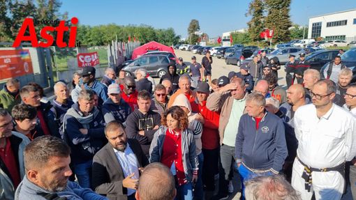 L'On. Grimaldi ritratto con gli operai ex Fortes in presidio davanti ai cancelli del macello