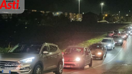 Immagine d'archivio di traffico in ingresso di città