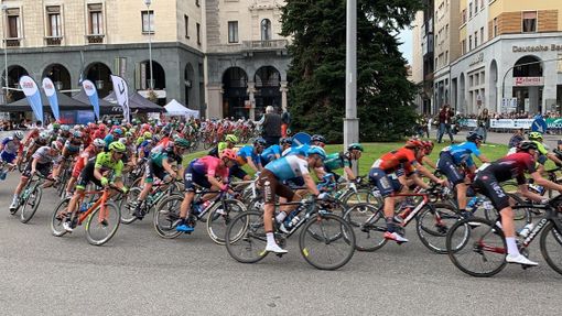 Un passaggio in centro Varese della Tre Valli Varesine, la corsa che ogni anno mostra a tutto il mondo gli splendidi paesaggi prealpini: strade da scoprire per tutti gli amanti delle due ruote