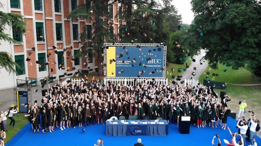A un anno dalla laurea magistrale, l’85,5% dei laureati in Economia aziendale e l’88,9% degli Ingegneri gestionali della Liuc trova una prima occupazione (servizio a cura di Matteo Fontana) A un anno dalla laurea magistrale, l’85,5% dei laureati in Economia aziendale e l’88,9% degli Ingegneri gestionali della Liuc trova una prima occupazione (servizio a cura di Matteo Fontana)