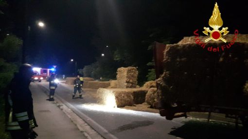 Rimorchio agricolo perde rotoballe. Intervengono i Vigili del Fuoco (FOTO) Rimorchio agricolo perde rotoballe. Intervengono i Vigili del Fuoco (FOTO)
