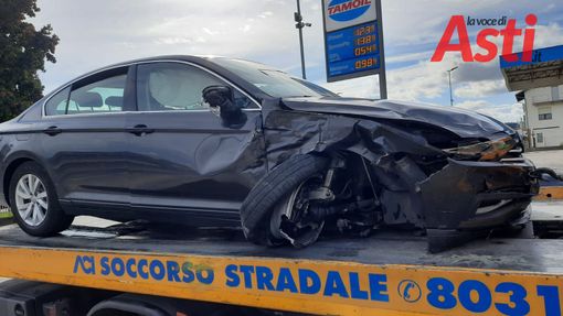 Incidente stradale a Castell'Alfero: un'auto finisce contro il muretto di un distributore di benzina