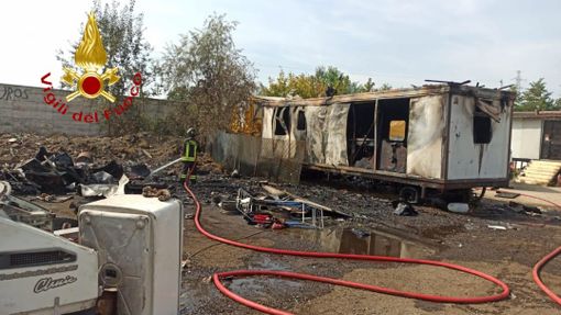 La densa colonna di fumo provocata dall'incendio, visibile da grande distanza La densa colonna di fumo provocata dall'incendio, visibile da grande distanza