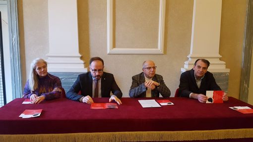 Da sx Carla Forno, il sindaco Maurizio Rasero, l'assessore alla Cultura Gianfranco Imerito e il dirigente Gianluigi Porro Da sx Carla Forno, il sindaco Maurizio Rasero, l'assessore alla Cultura Gianfranco Imerito e il dirigente Gianluigi Porro