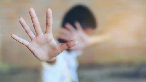 Allarme pedofilo in alcune chat di genitori di scuole primarie astigiane, ma la vicenda non è vera