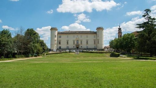 Il bellissimo castello di Costigliole d'Asti, visto dal parco del maniero