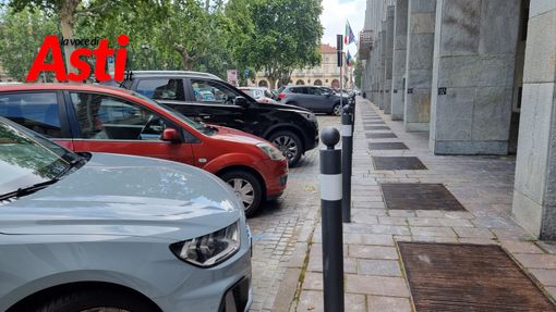 Installata una fila di colonnine sotto i portici del palazzo della Provincia di Asti