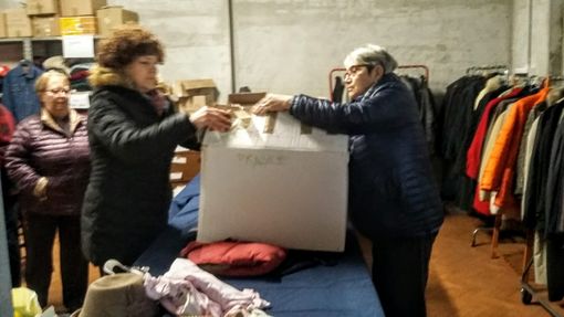 Vera Aschiero, Rita Coppola e Daniela Rezza e vestiti pronti al Dormitorio per essere “provati e indossati” dagli ospiti