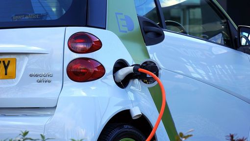 Auto green, in Piemonte aumenta la voglia di vetture elettriche o ibride: +56,5% nel 2018