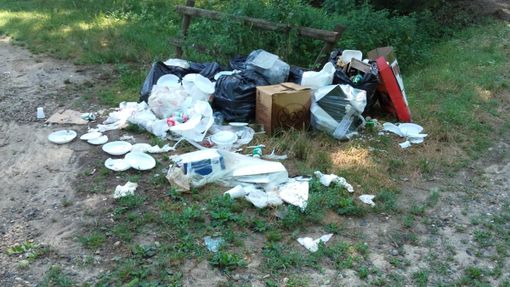 Rifiuti abbandonati in una Riserva Naturale: su Facebook, la denuncia di un’utente