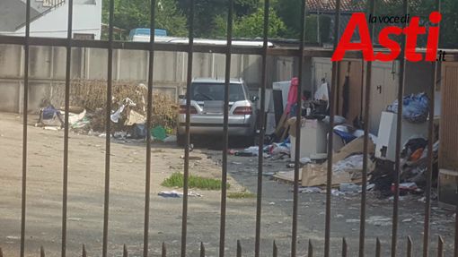 Asti: rottami e immondizia abbandonati da oltre un anno in un cortile di via Lungo Tanaro