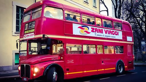 Gran finale, con autobus inglese d’epoca, per la ‘Fiera del Tartufo’ di Montiglio Monferrato Gran finale, con autobus inglese d’epoca, per la ‘Fiera del Tartufo’ di Montiglio Monferrato