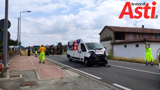 Incidente stradale sulla statale Asti-Alba tra un camion della nettezza urbana e un furgone di un corriere: un ferito lieve e strada interrotta [VIDEO]