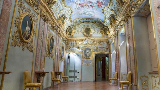 Uno dei bellissimi saloni del palazzo Uno dei bellissimi saloni del palazzo