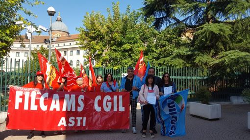 La manifestazione delle addette Manital di fronte al Tribunale di Asti