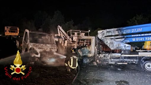 Vasto incendio in magazzino edile a Incisa Scapaccino. A fuoco 5 furgoni e due macchine Vasto incendio in magazzino edile a Incisa Scapaccino. A fuoco 5 furgoni e due macchine