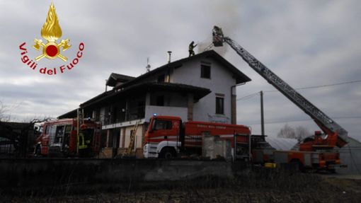 Vigili del fuoco di spalle