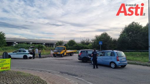 Scontro tra due auto in via Bigliani, sul posto vigili del fuoco e polizia locale