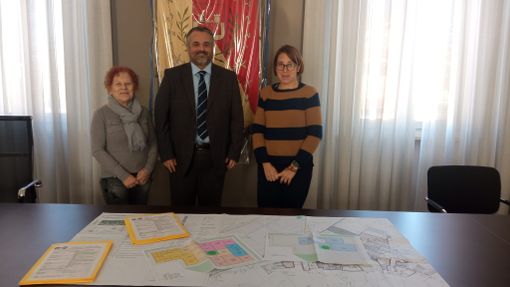 Il sindaco Isnardi con la giunta Il sindaco Isnardi con la giunta