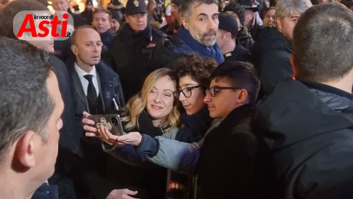 Le ore astigiane della Meloni: ressa, selfie e vin brulé (e poche risposte ai giornalisti) [FOTO E VIDEO]