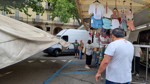Mercato di piazza Alfieri: &quot;Non va affatto tutto bene&quot;, nuova protesta degli ambulanti [VIDEO]