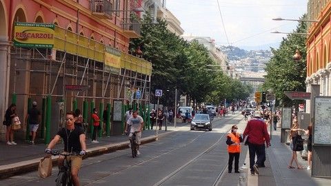 Avenue Jean Médecin a Nizza in attesa degli stranieri (foto di Ghjuvan Pasquale)